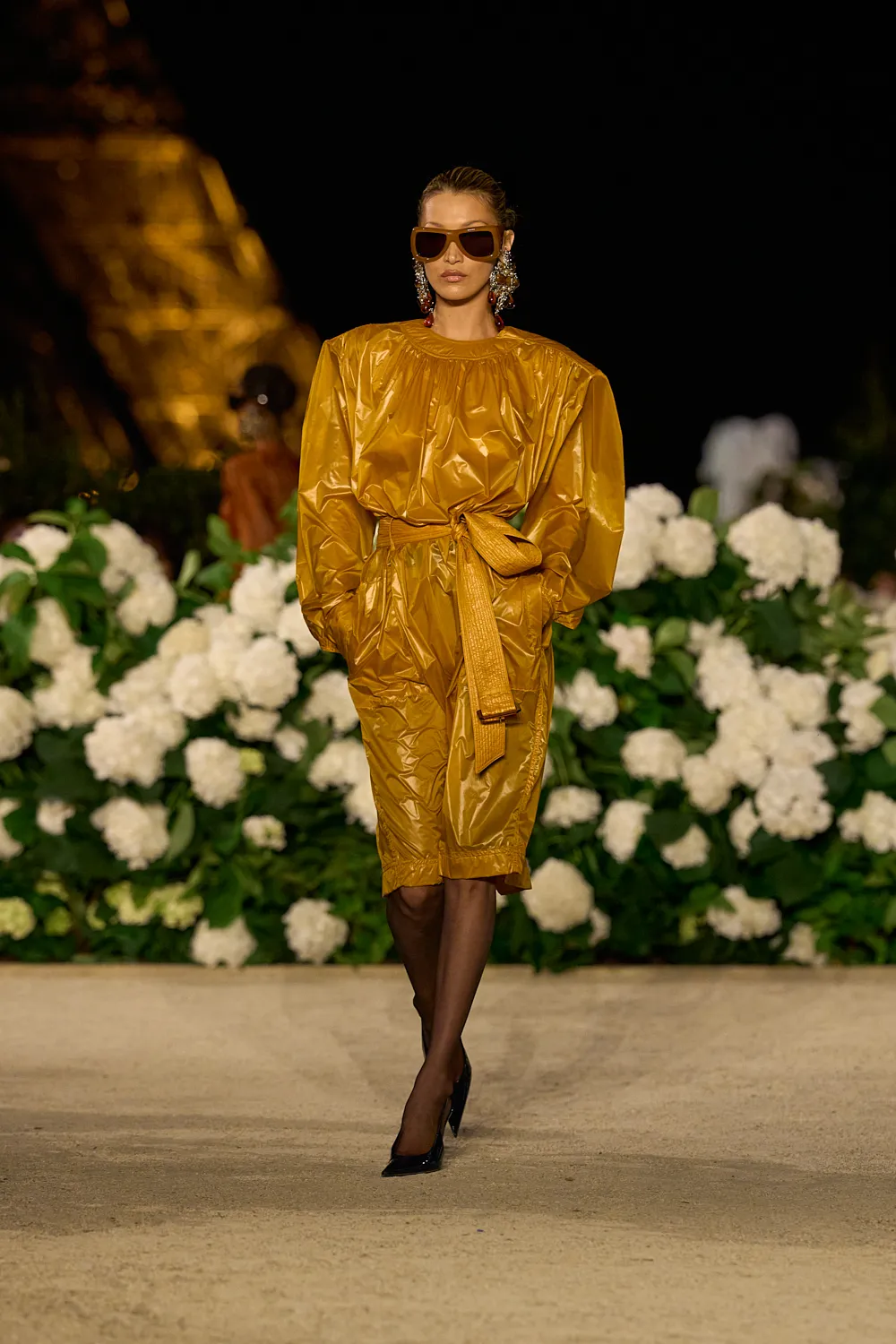 Saint Laurent تفتتح أسبوع الموضة في باريس بواحدة من أجمل العروض!