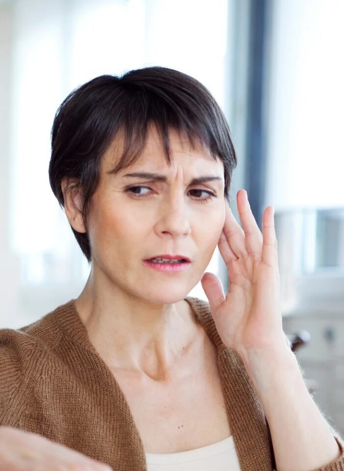 لا تتجاهلي اسباب طنين الاذن المستمر... ربما يكون مؤشرًا لحالة صحية!