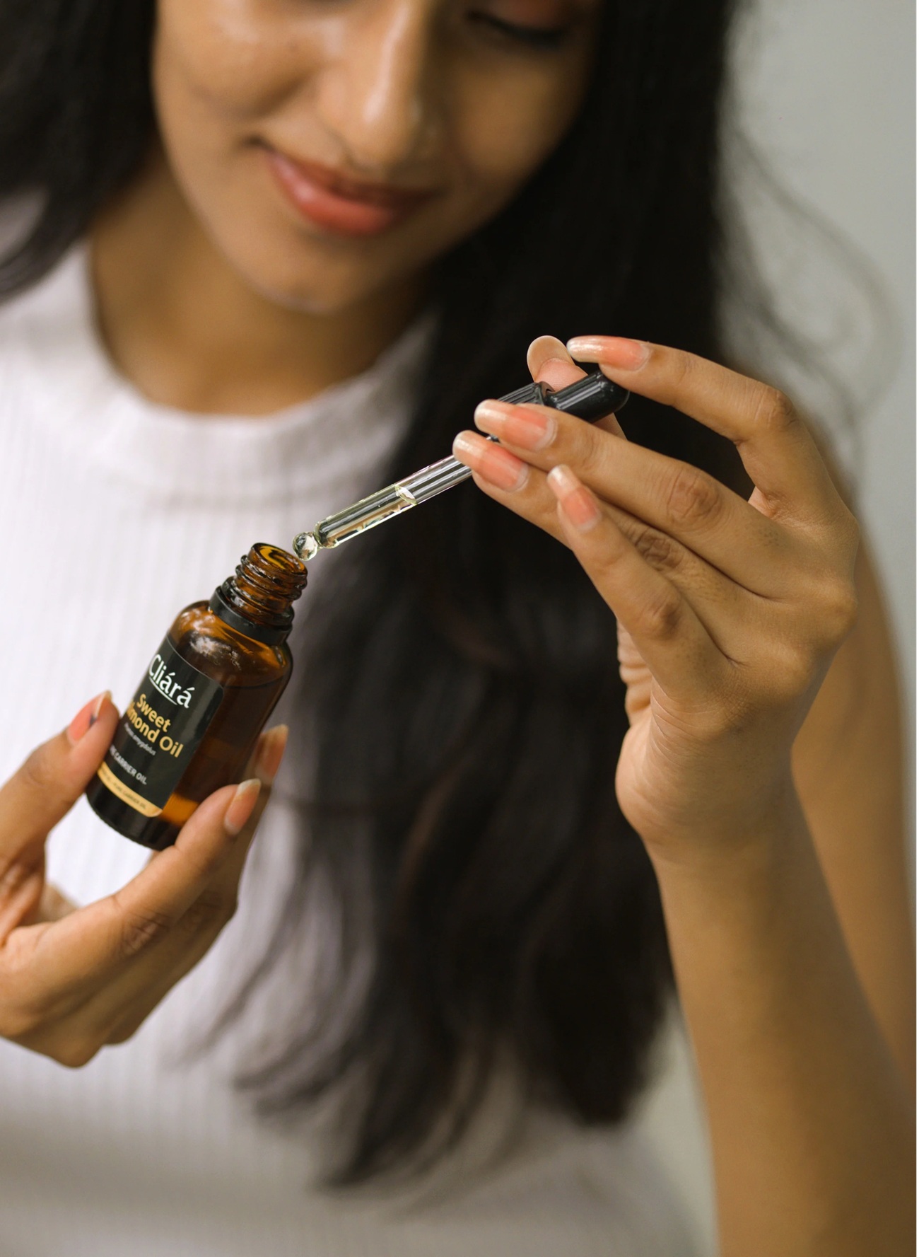 تعرفي على فوائد زيت اللوز الحلو للوجه قبل النوم!