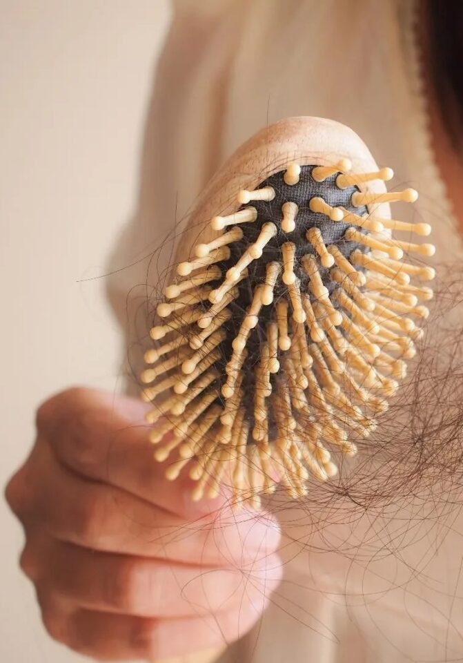 ما تفسير حلم تساقط الشعر والبكاء عليه؟