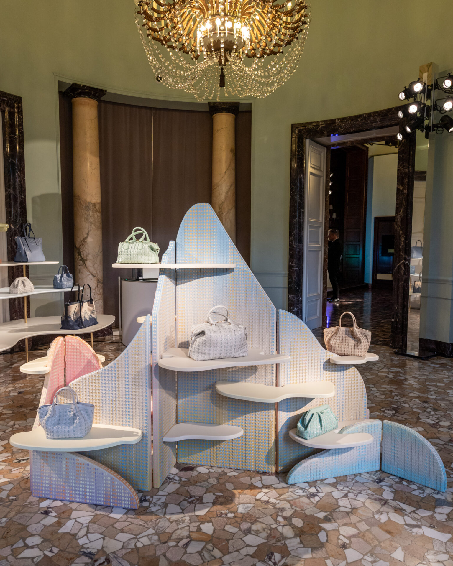 العلامات التجارية العريقة تكشف عن أجدد تصاميمها في ميلانو