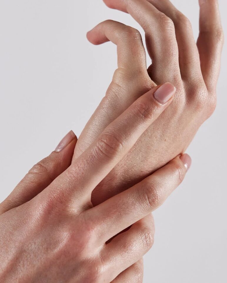 اسباب تجاعيد اليدين: تعرفي على العوامل التي تؤثر على شباب بشرتك!