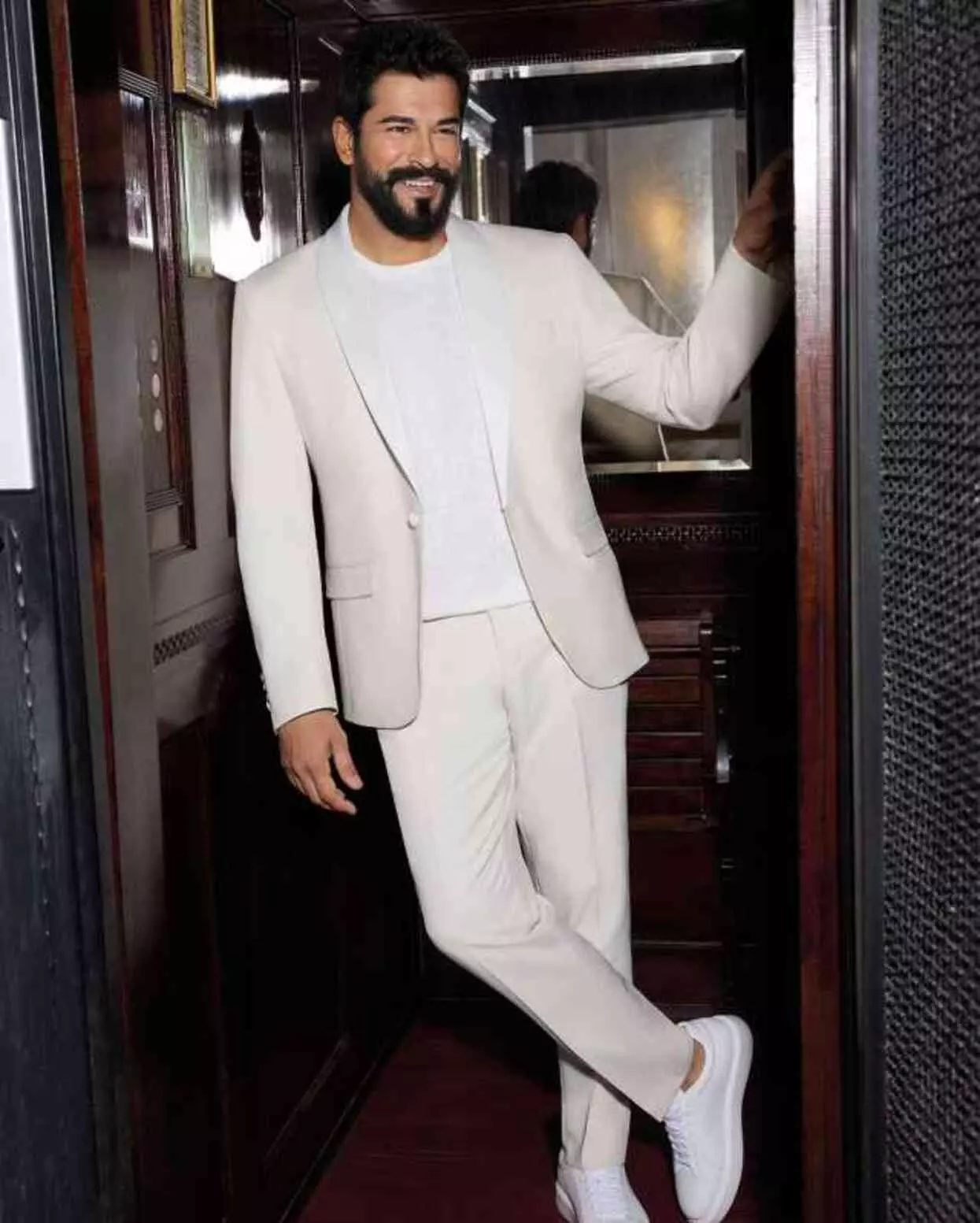 اشهر ادوار بوراك أوزجيفيت نجم الشاشة التركية!