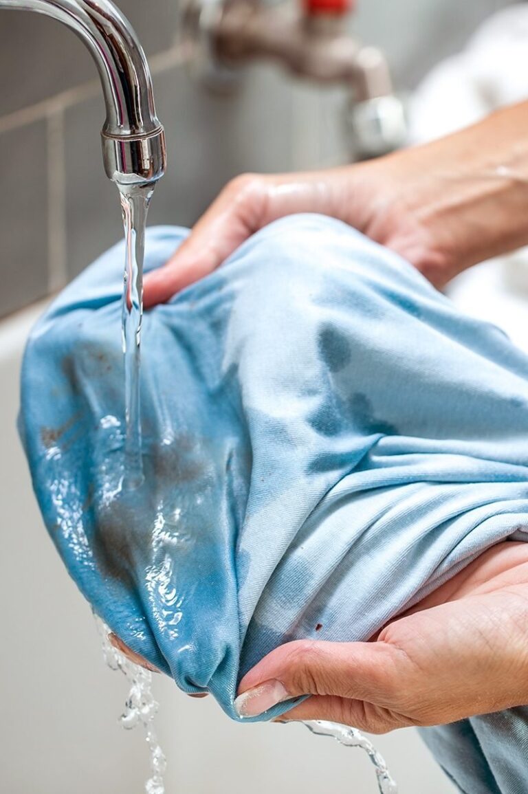 كيفية ازالة البقع من الملابس بعد غسلها بمكونات منزلية بسيطة!
