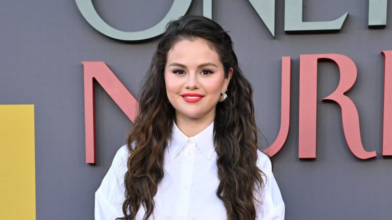 سيلينا غوميز تدخل القفص الذهبي وإطلالها حديث الجمهور