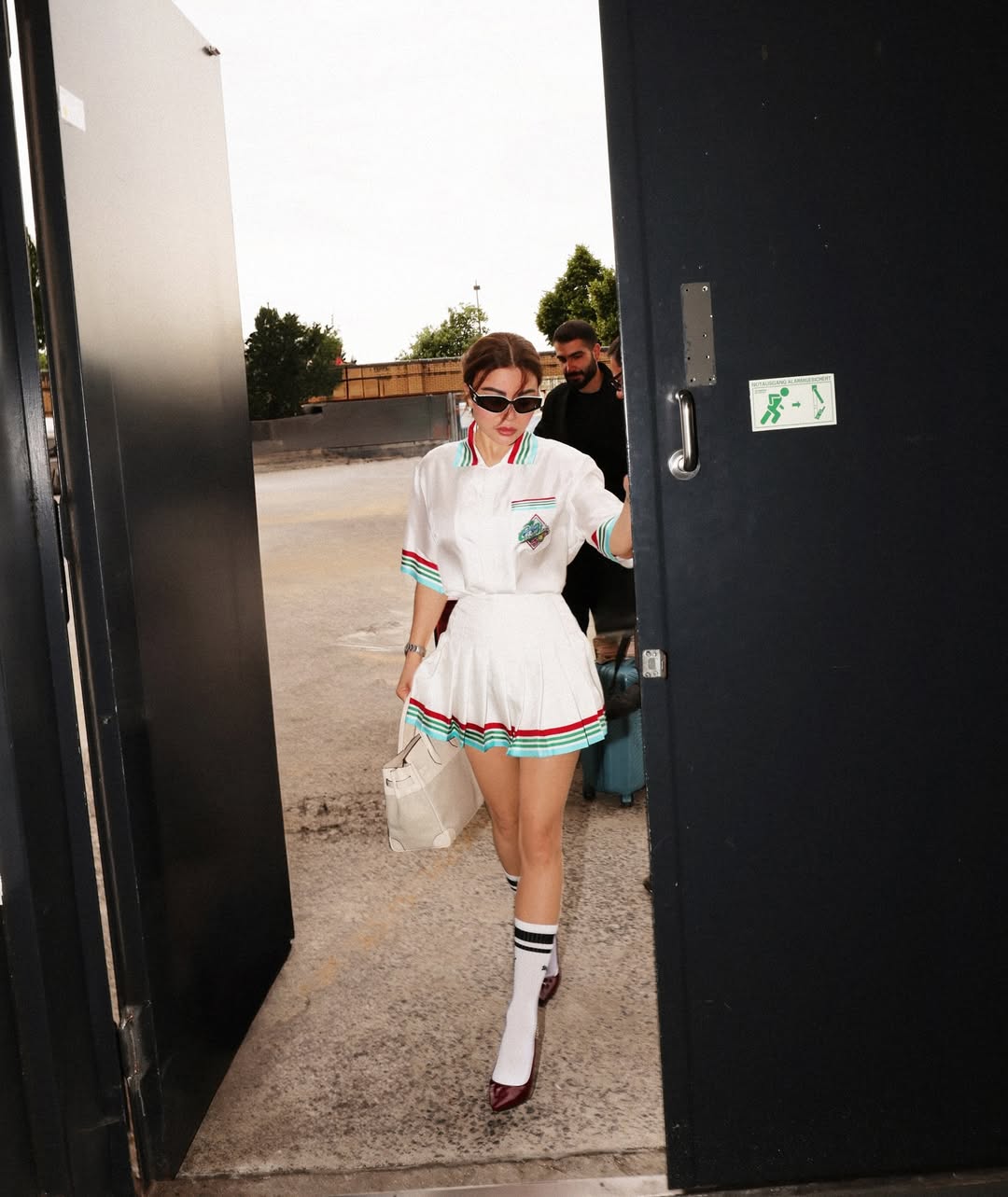 هيفاء وهبي تشوق الجمهور لأغنيتها "جاية من المستقبل"