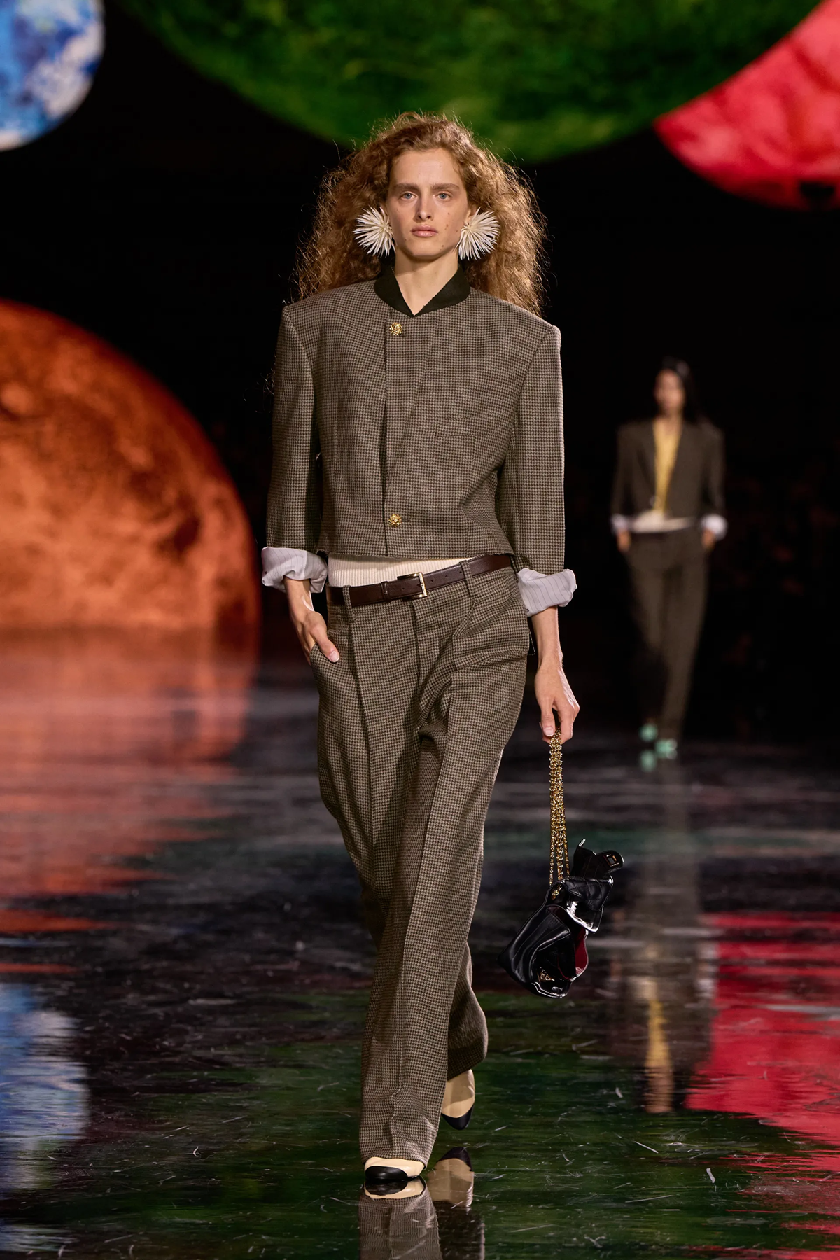 المدير الإبداعي Matthieu Blazy يُبدع في مجموعة Chanel لربيع 2026