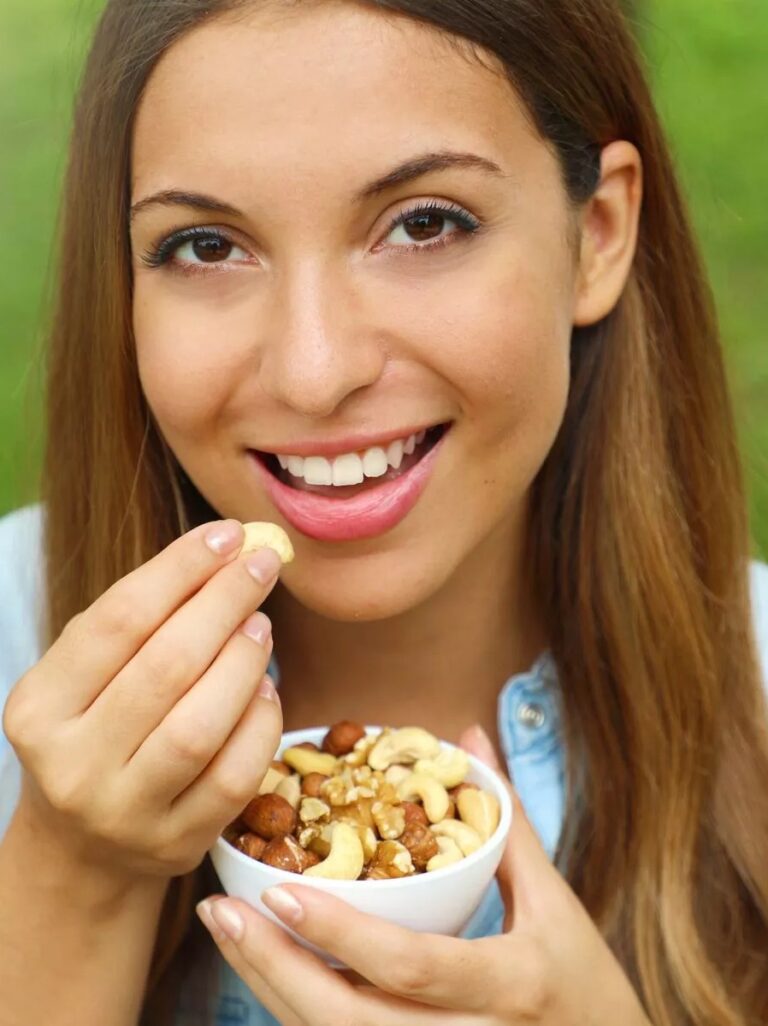 الحقيقة الكاملة بالتفصيل: هل المكسرات تزيد الوزن؟