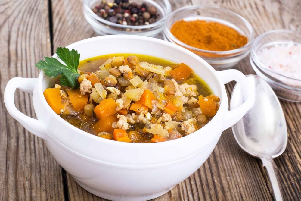 شوربة العدس مع الخضار حسب الذوق