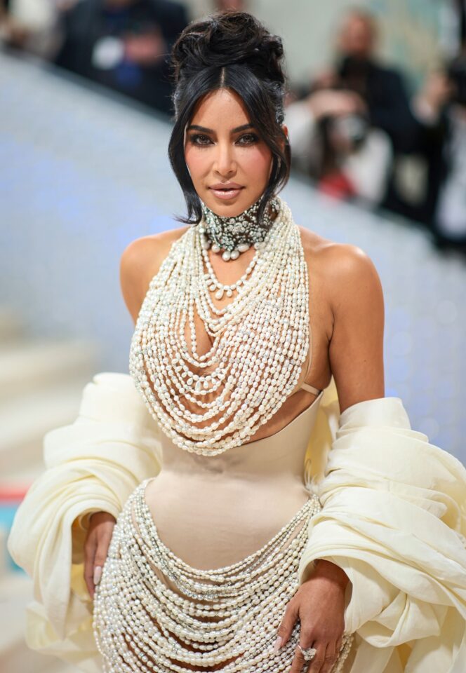 كيف أثّرت اخوات كيم كاردشيان في مسيرتها؟