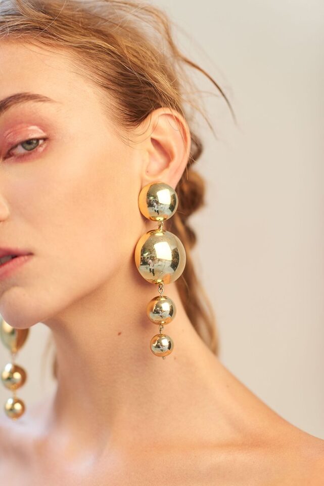 أجمل صيحات حلق طويل لإطلالات عصرية وجذّابة