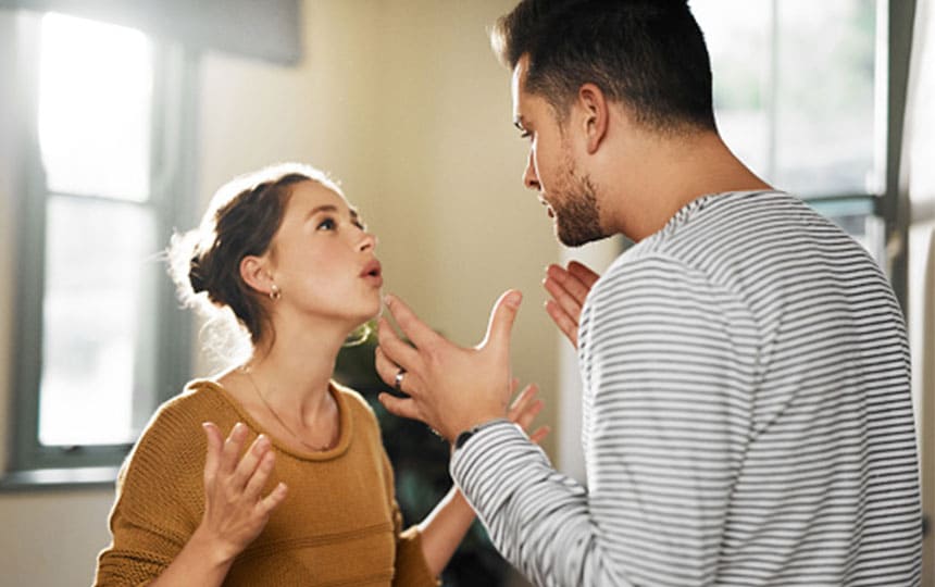 علاقة عاطفية متوترة