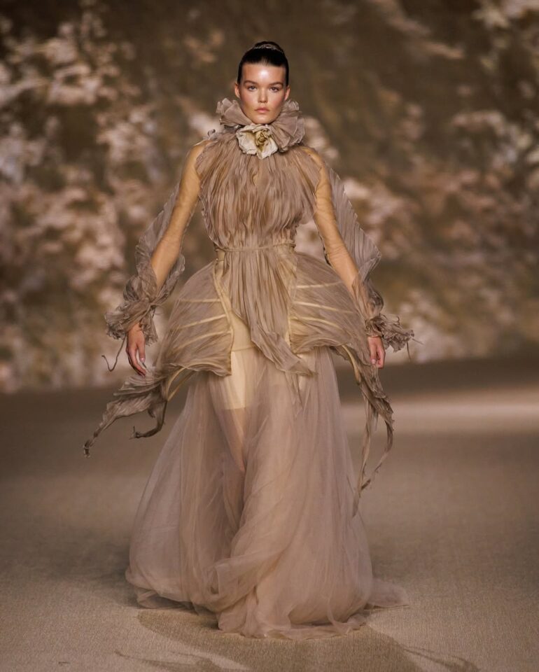 افتتاح أسبوع الأزياء في الرياض بتصاميم تعكس التراث السعودي