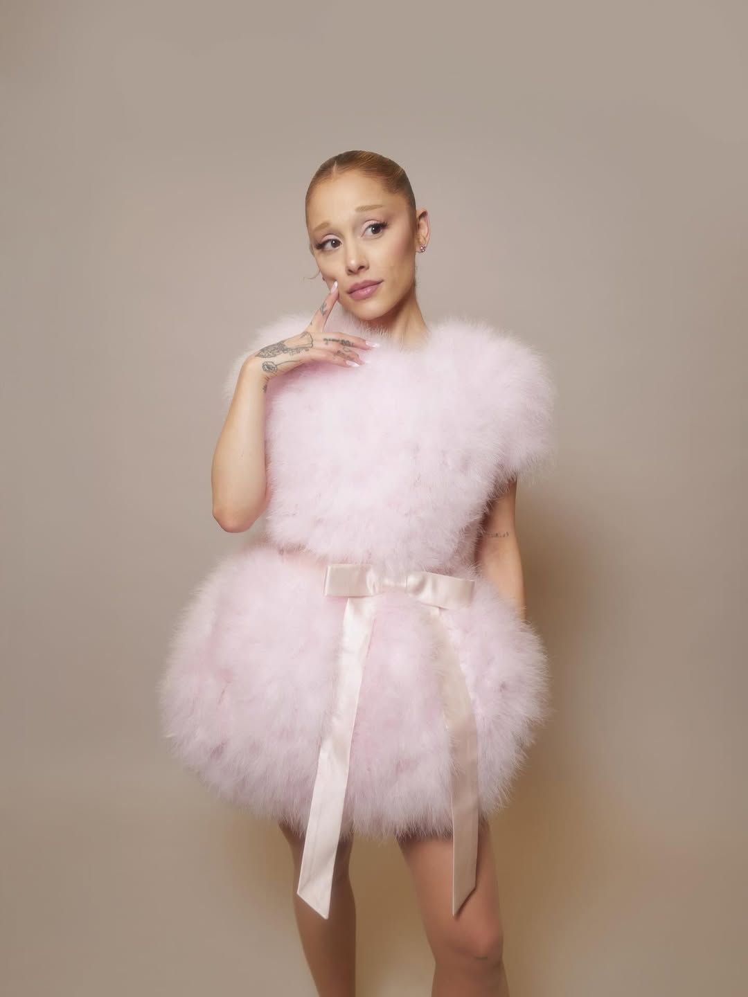 لوك أريانا غراندي الجديد يكشف استعداداتها لجولتها الغنائية