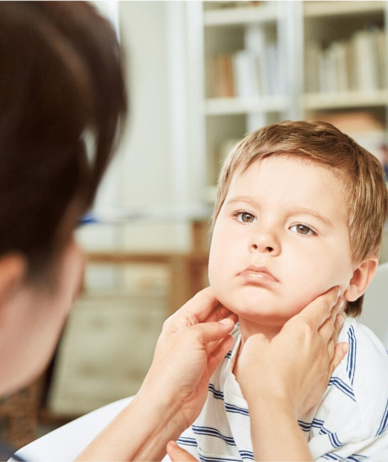 كيف تجعلين فترة التعافي بعد عملية اللوز واللحمية للاطفال أكثر راحة لابنك؟