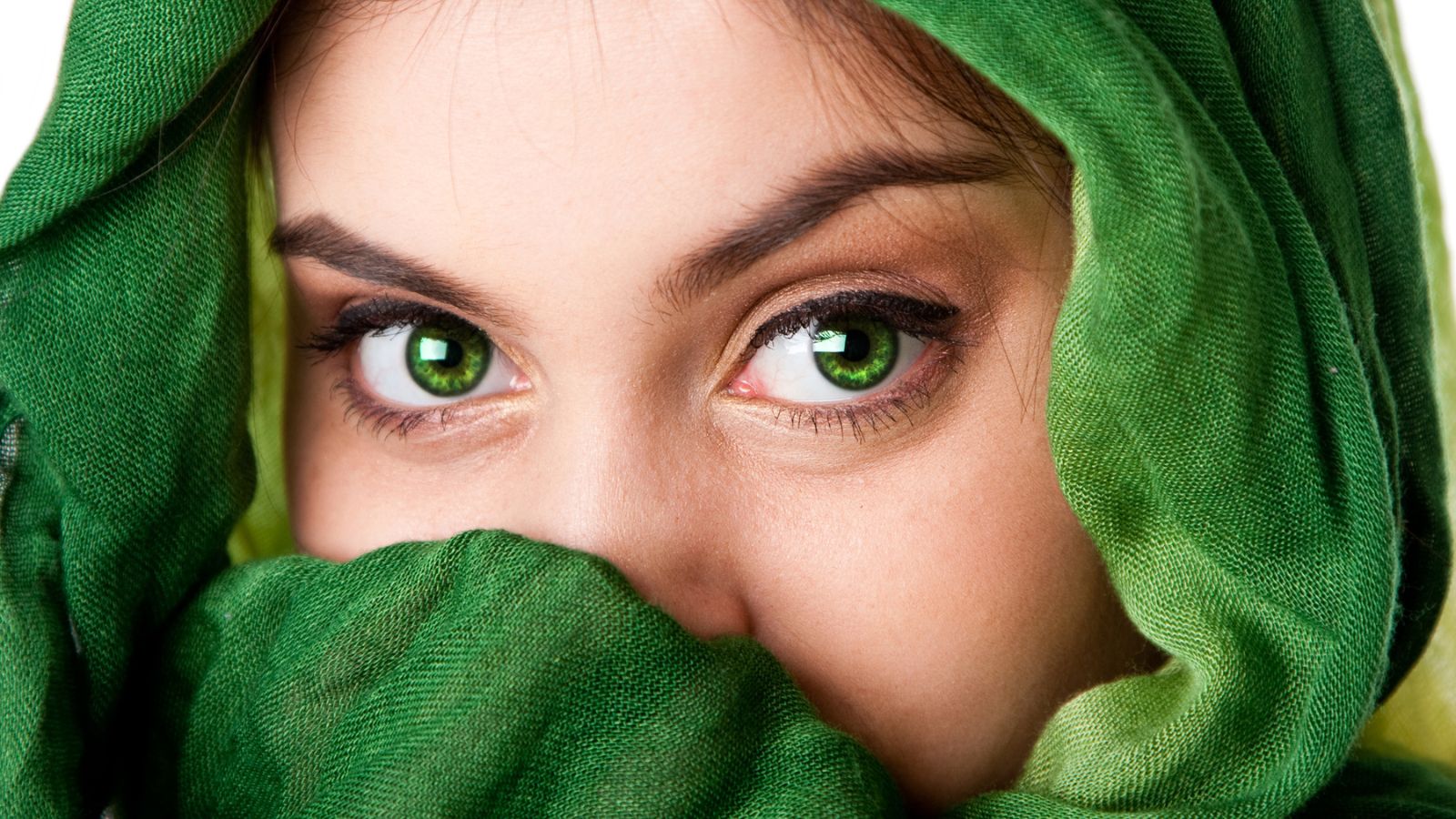 لون عيون أخضر لا مثيل لجماله