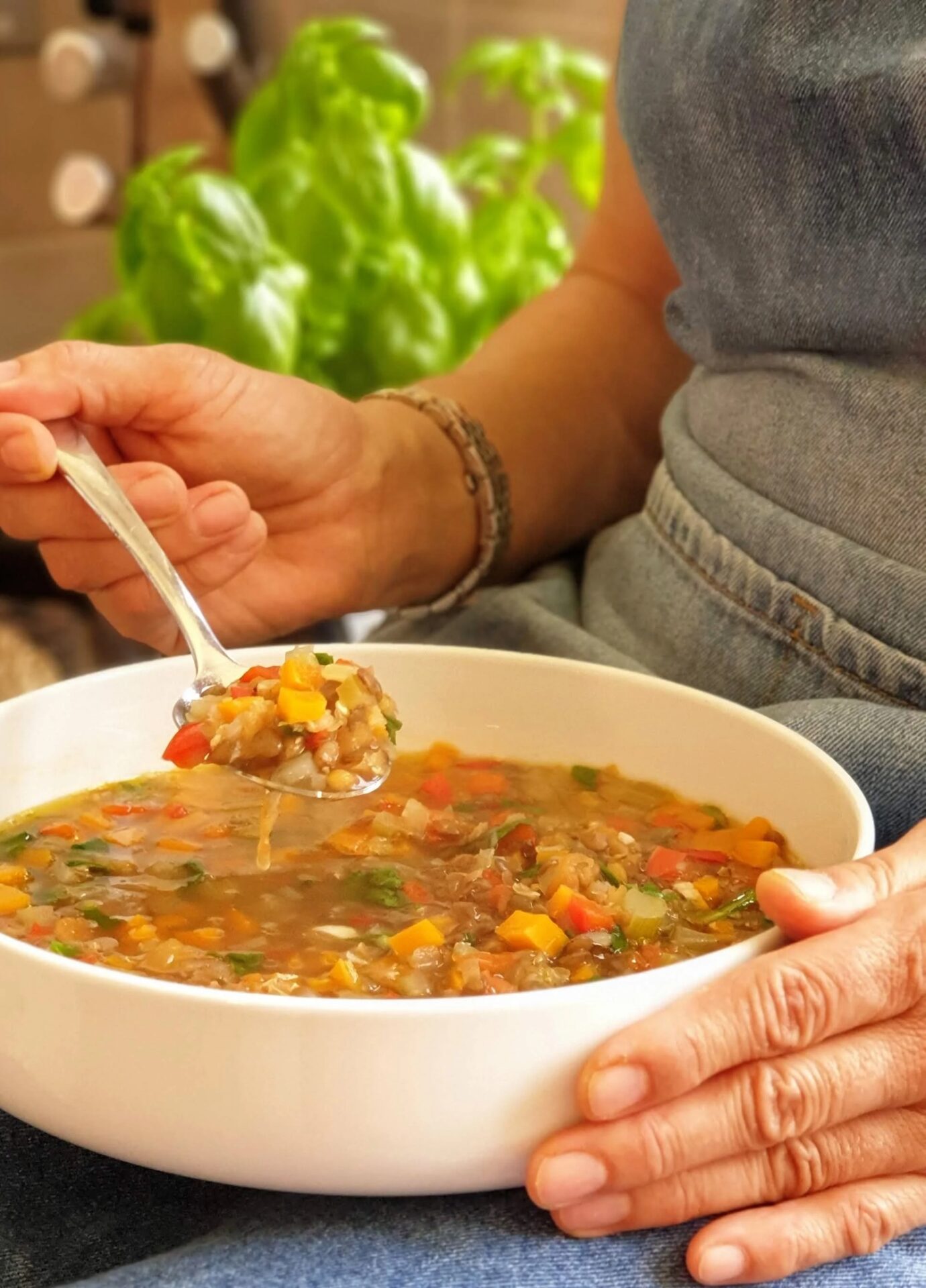 شوربة عدس بالخضار: وصفة مغذية ومثالية لكل فصول السنة!