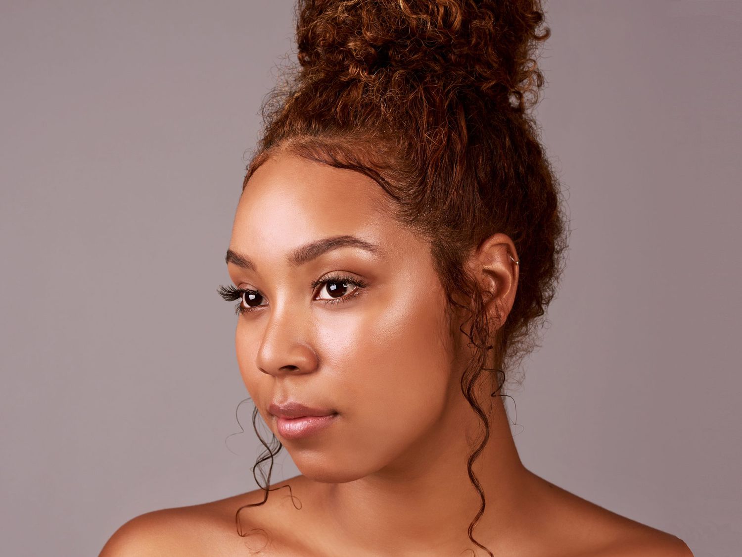 حواجب صحية وكثيفة