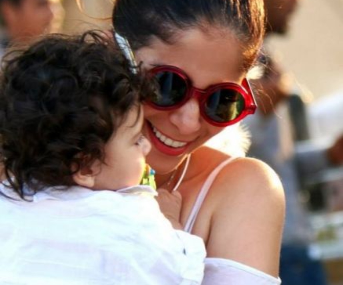 منى زكي تحتضن ابنها