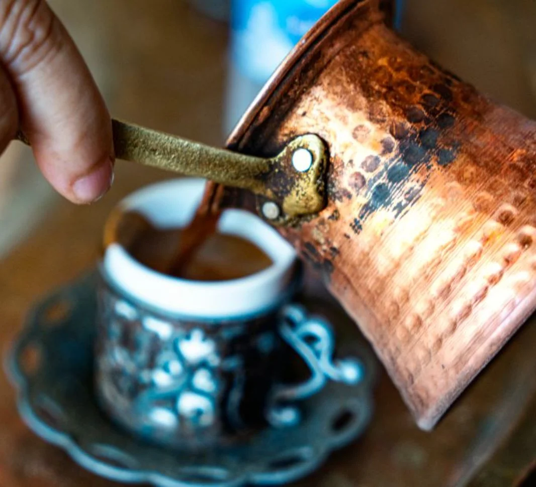 أداة تقليدية لتحضير القهوة العربية