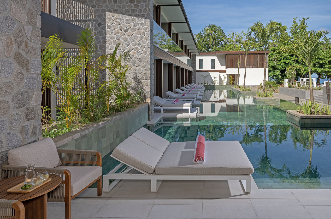 من امام غرف Avani+ Barbarons Seychelles