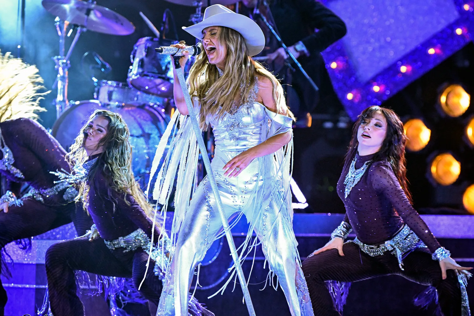 لائحة الفائزين بحفل توزيع جوائز CMA 2025