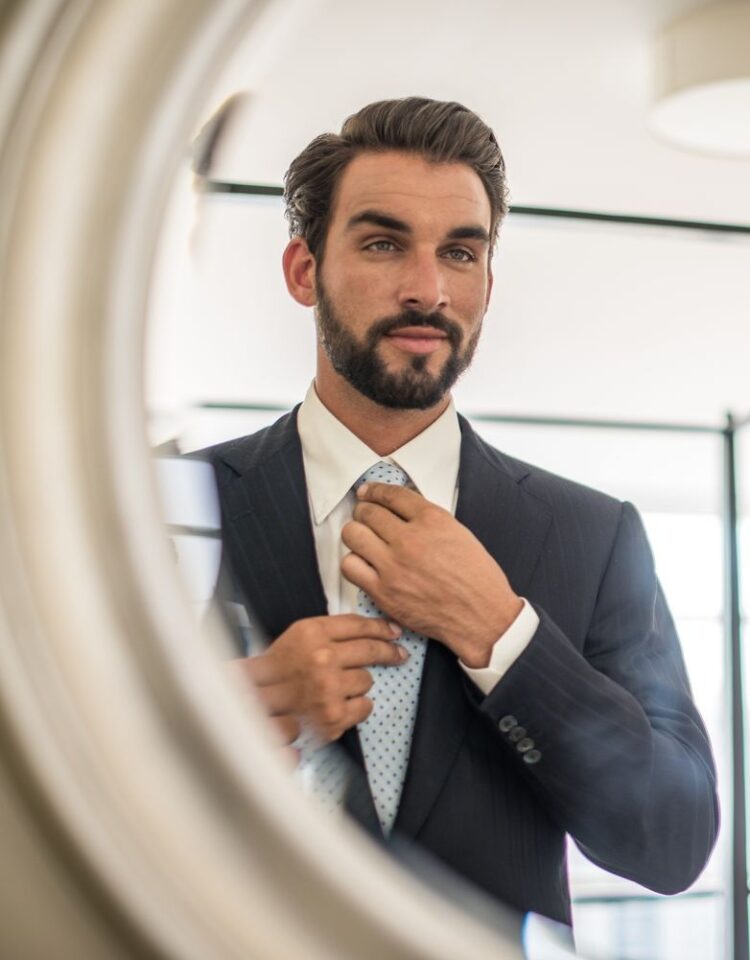 صفات الرجل النرجسي: عندما يتخفى الأناني وراء القناع!