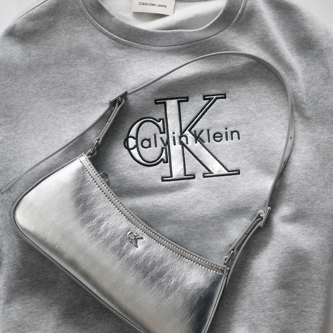 Calvin Klein تطلق مجموعتها لموسم الأعياد: الهدية المثالية لك ولأحبائك