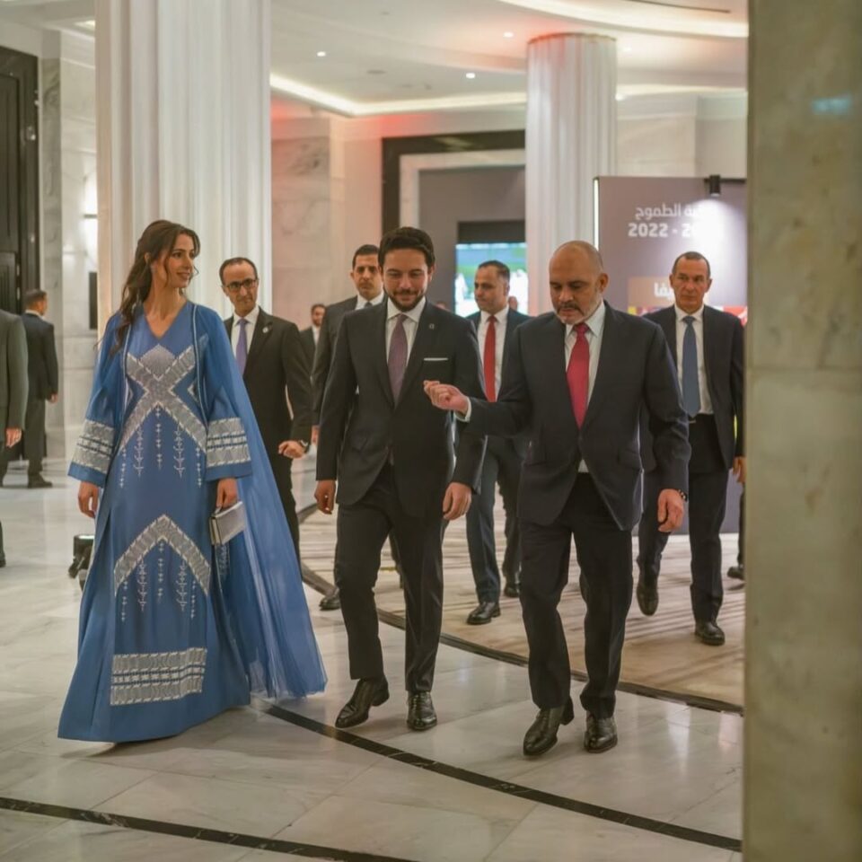 الأميرة رجوة متألقة بالأزرق إلى جانب ولي العهد