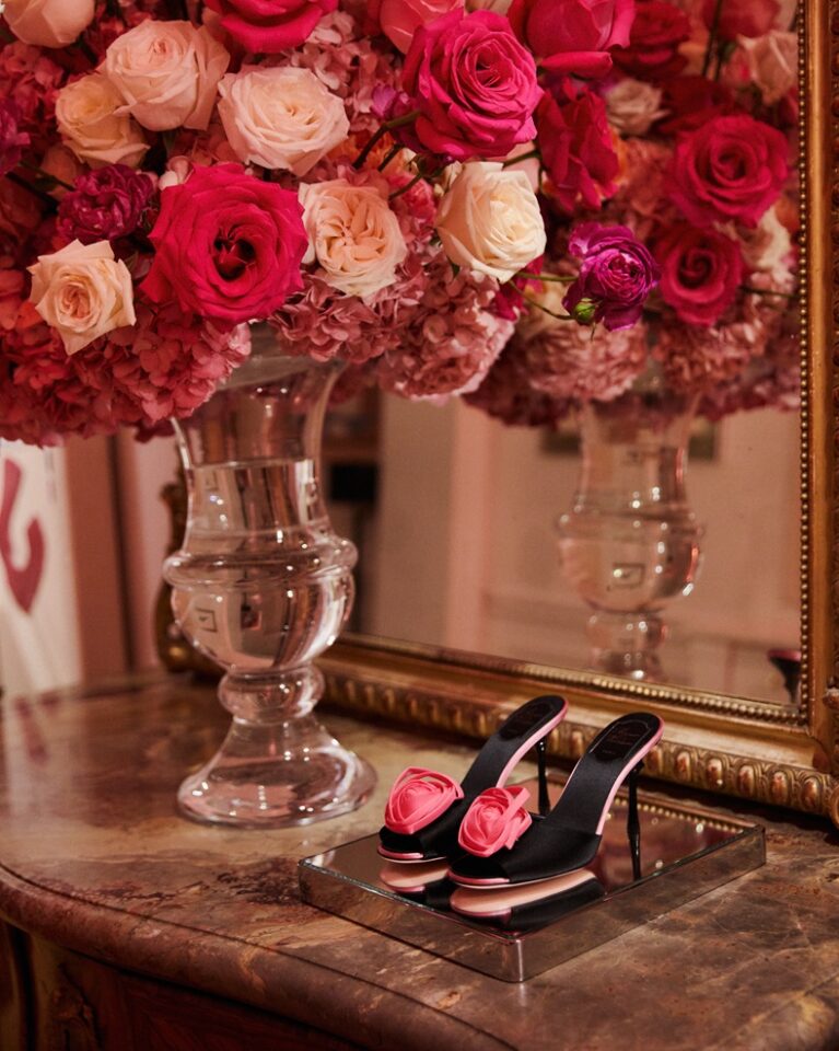 Roger Vivier تطلق بالتعاون مع Mytheresa مجموعة حصرية في باريس