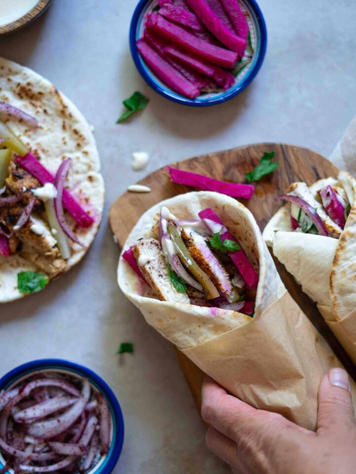 طريقة عمل شاورما الدجاج في البيت بتتبيلة أصيلة!