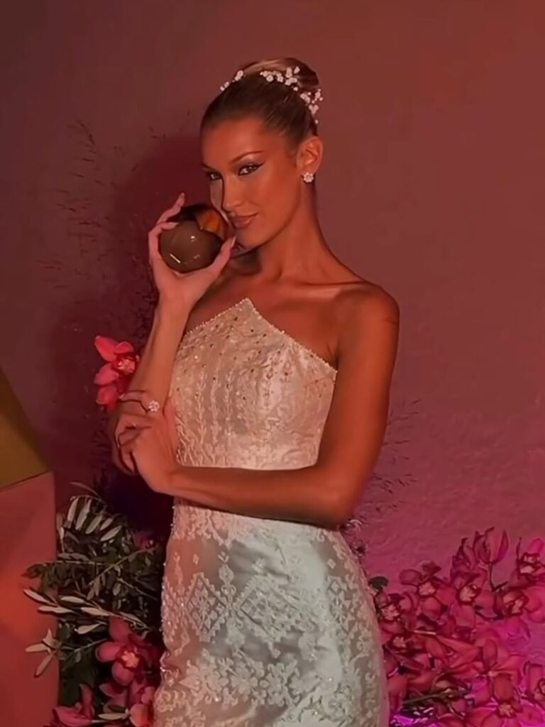 المؤثرات العربيات يشاركن بيلا حديد في إطلاق علامتها التجارية في دبي