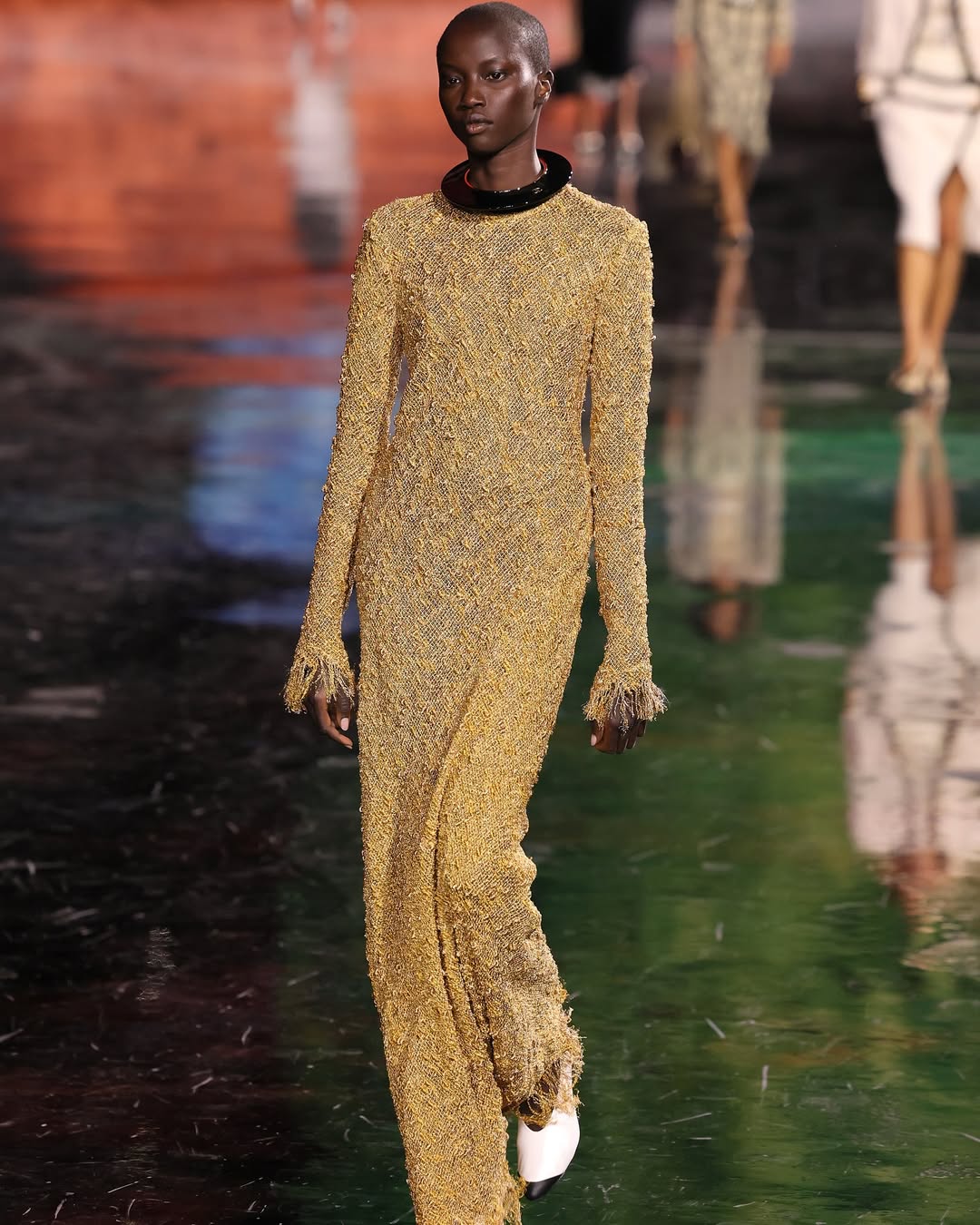 Anok Yai خلال عرض الأزياء