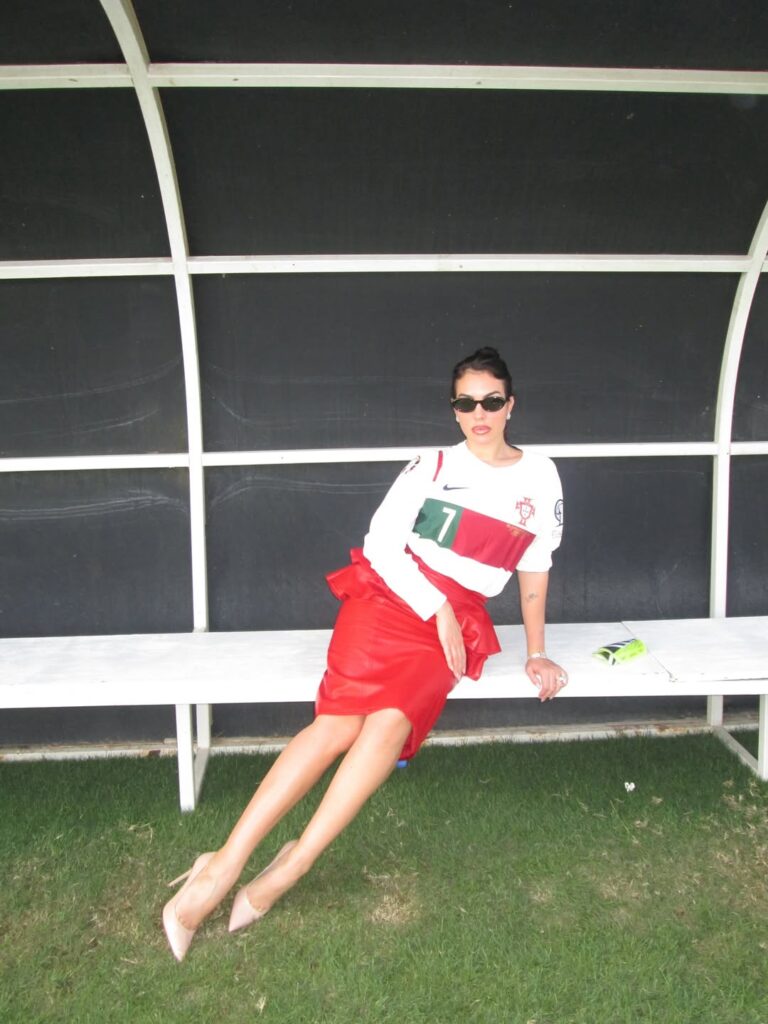 جورجينا رودريغيز من أحد الملاعب ولكن هذه المرة ليس لأجل كريتسانو