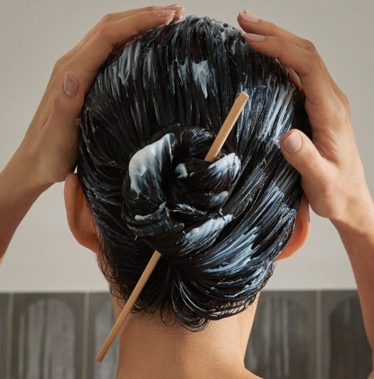 كيف يمنحك ماسك الكولاجين للشعر إطلالة ناعمة ومتألقة؟