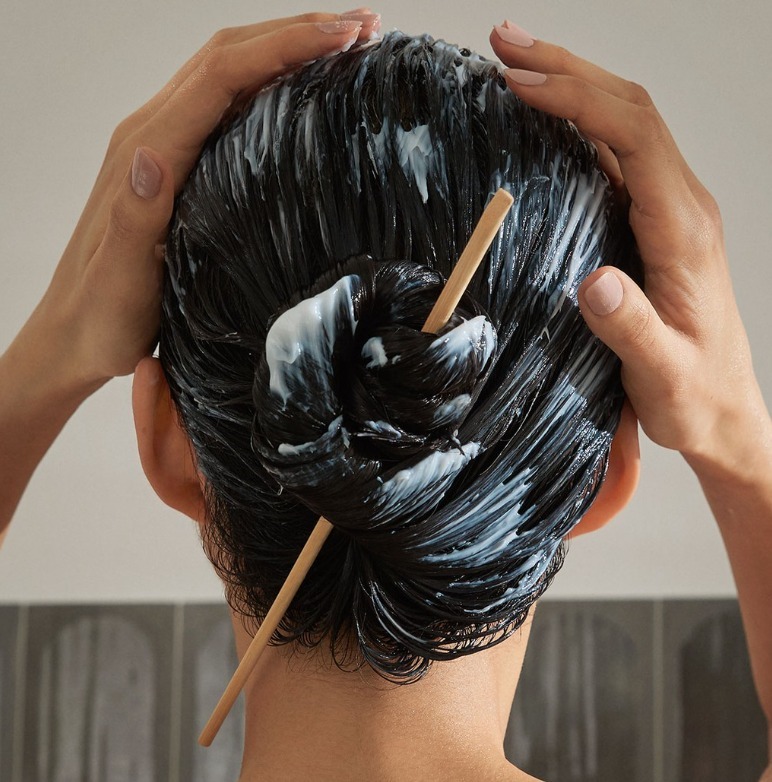 كيف يمنحك ماسك الكولاجين للشعر إطلالة ناعمة ومتألقة؟