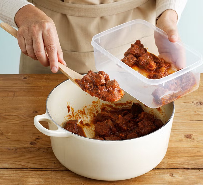 إليك مدة صلاحية الطعام المطبوخ خارج الثلاجة!