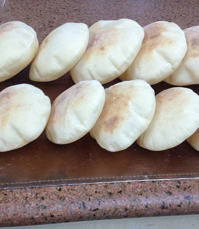 حجم الخبز العربي يختلف حسب حجم تقطيع العجينة