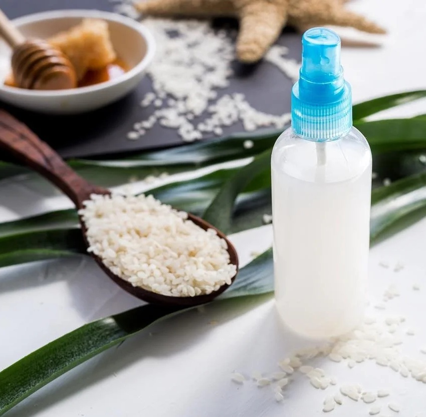 اكتشفي فوائد موية الرز للشعر السحرية!