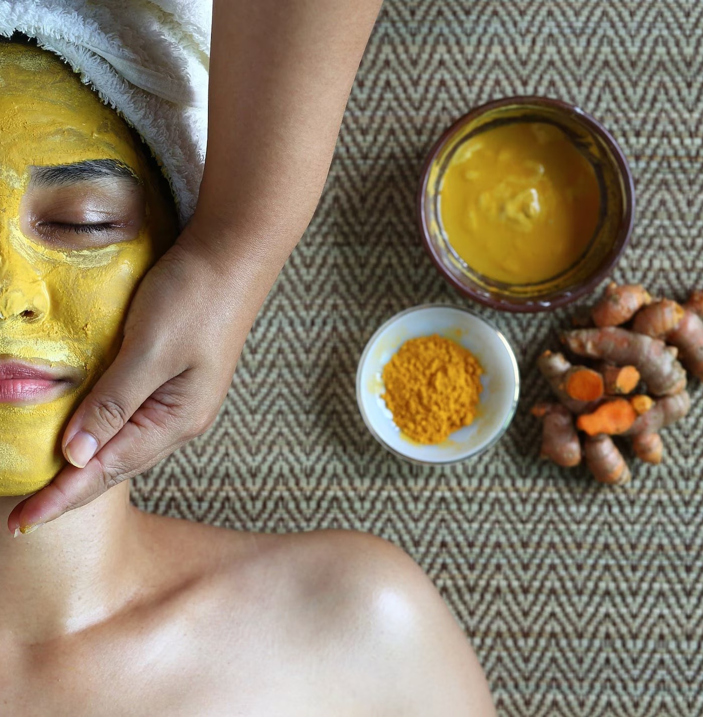 اليك اهم فوائد الكركم للبشره: وداعًا للبشرة الباهتة!