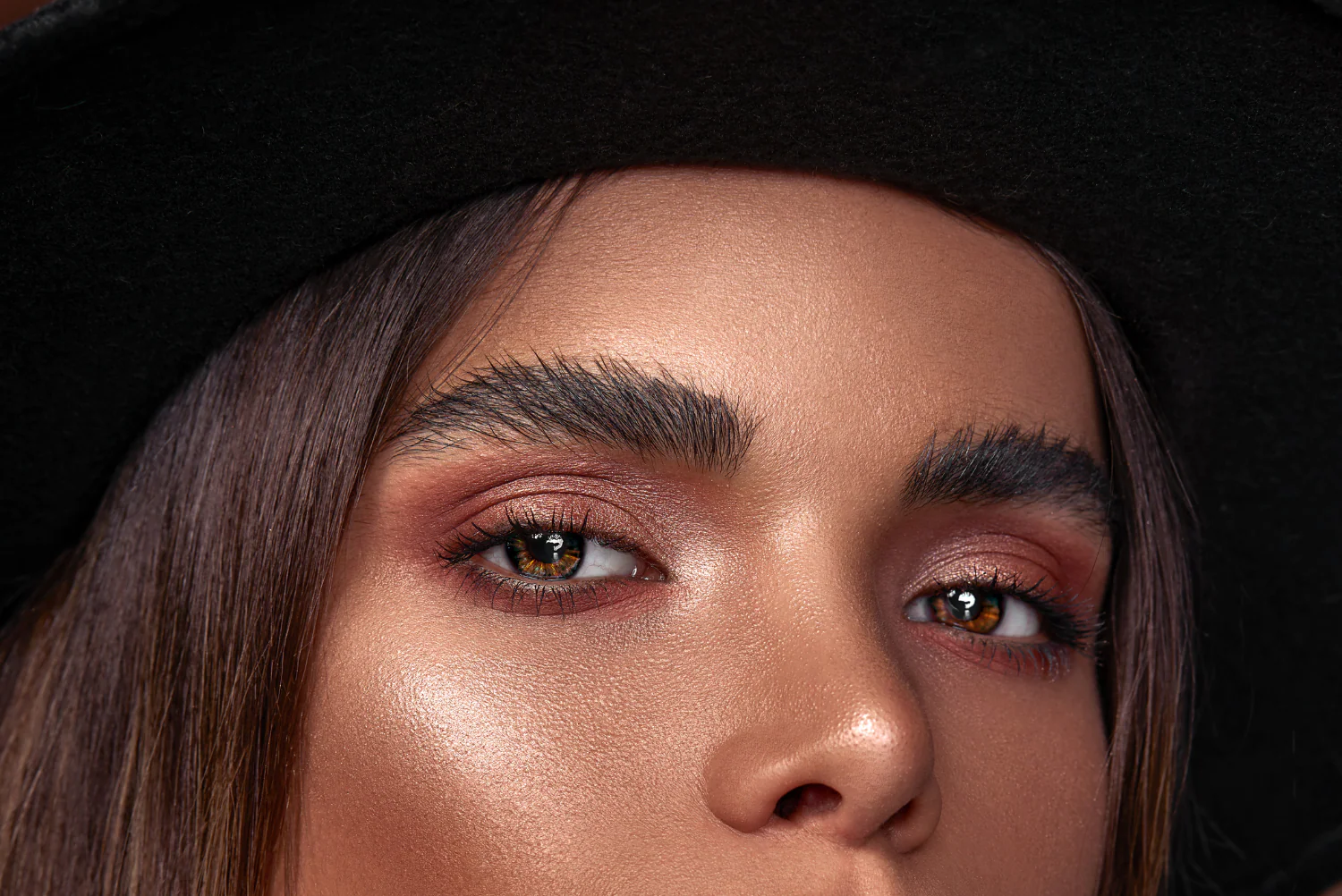 حواجب كثيفة