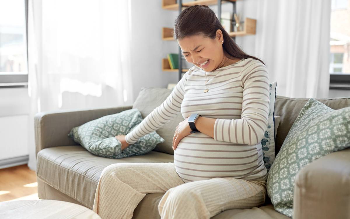 ألم الظهر الشديد من علامات الولادة