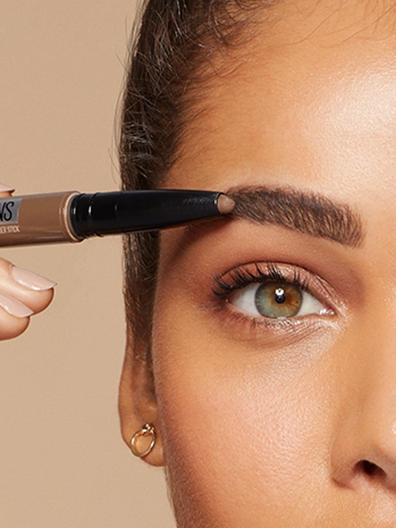 القلم الوسيلة الأسهل والأسرع لتكثيف الحواجب