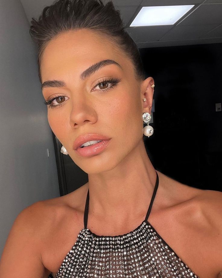 تسريحة شعر مرفوع ومكياج ناعم