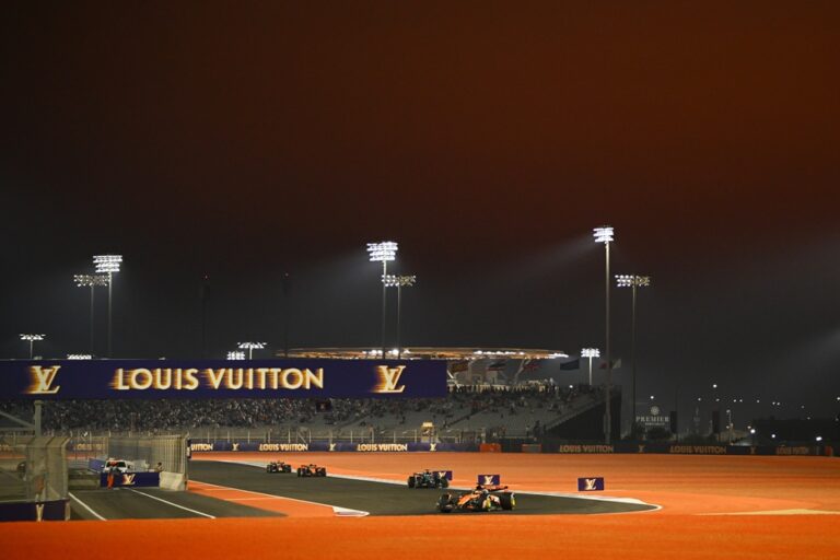 Max Verstappen يفوز بلقب جائزة قطر الكبرى بتوقيع Louis Vuitton على صندوق الجائزة