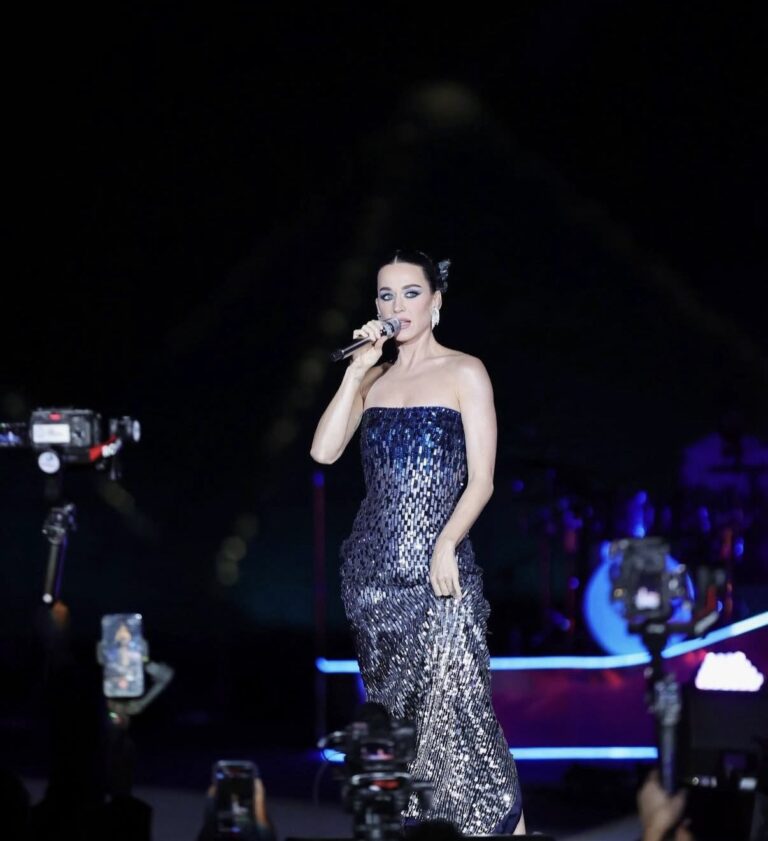 كاتي بيري تشعل الأجواء في حفلها أمام أهرامات الجيزة