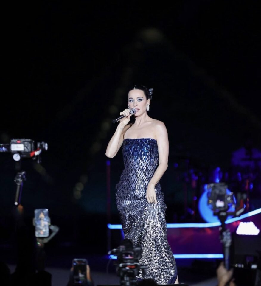 كاتي بيري تشعل الأجواء في حفلها أمام أهرامات الجيزة