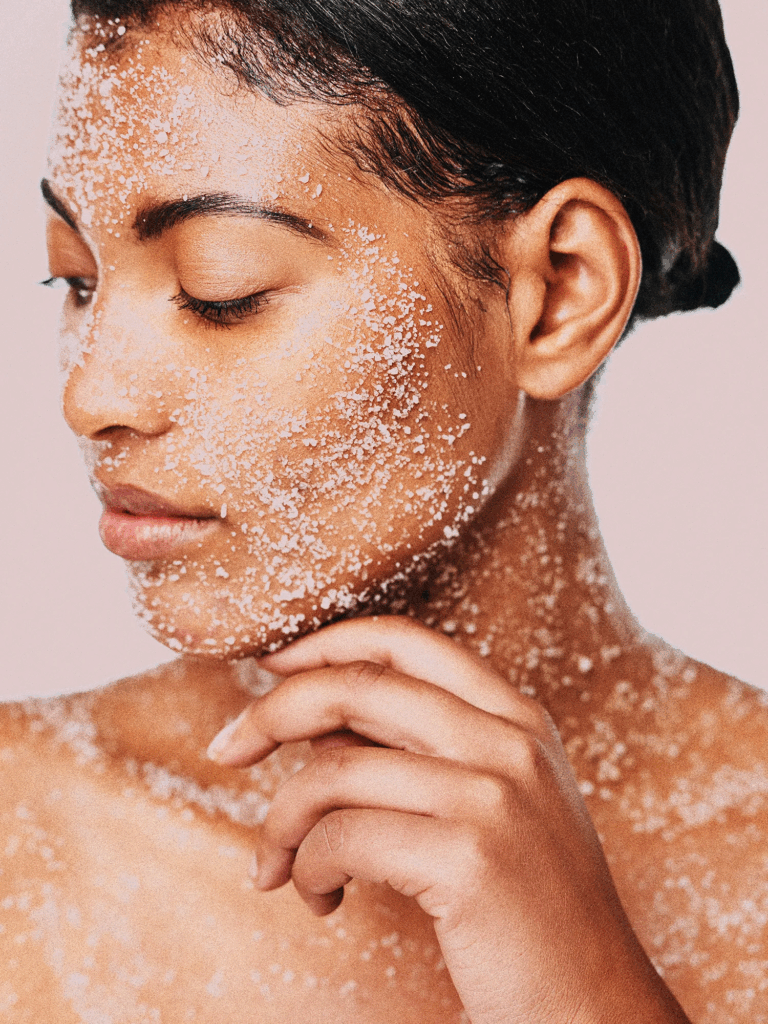 تقشير البشرة: تخلصي من الخلايا الميتة بسرعة!