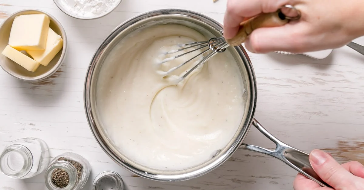 خلط المكونات لتحضير البشاميل