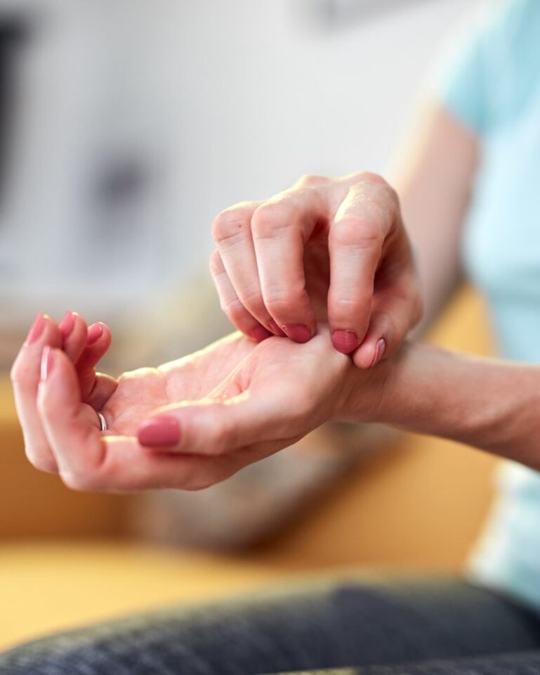 تفسير حكة باطن اليد اليسرى